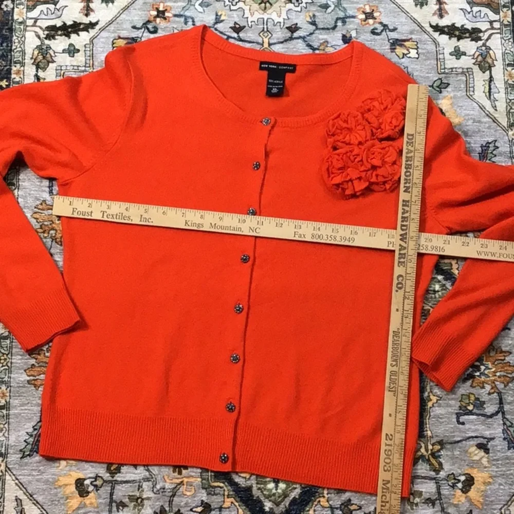 🍊NEW YORK & CO Dark Orange Floral Knit Corsage Jeweled Buttons - Picture 5 of 7